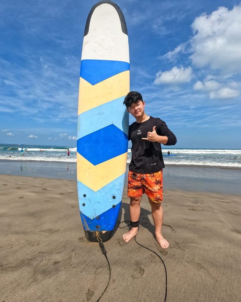 Surf Lessons in Kuta Bali Best choice for you and friend, partner or family for your first surf experience.